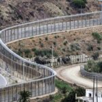حشود تجتاح شاطئ تراخال بسبتة وسط تصعيد حدودي مع المغرب