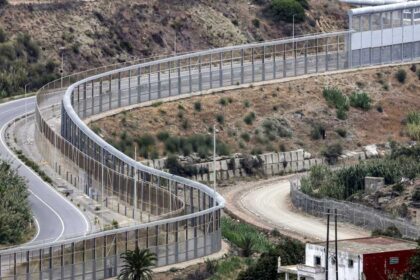 حشود تجتاح شاطئ تراخال بسبتة وسط تصعيد حدودي مع المغرب