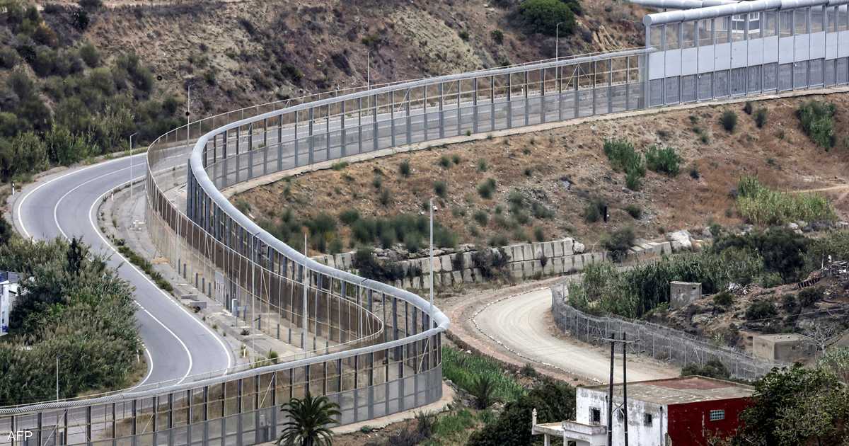 حشود تجتاح شاطئ تراخال بسبتة وسط تصعيد حدودي مع المغرب