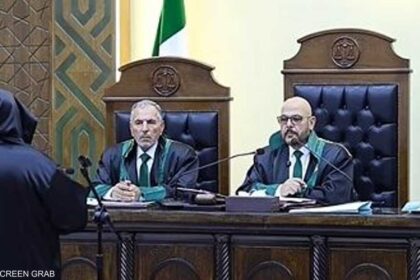 بدر الدين حسون يطلب من شقيق المعتقلة 10 آلاف دولار و 20 عباءة ملكية و 100 كغ حلويات العربية لدعم أقاربها المعتقلين.