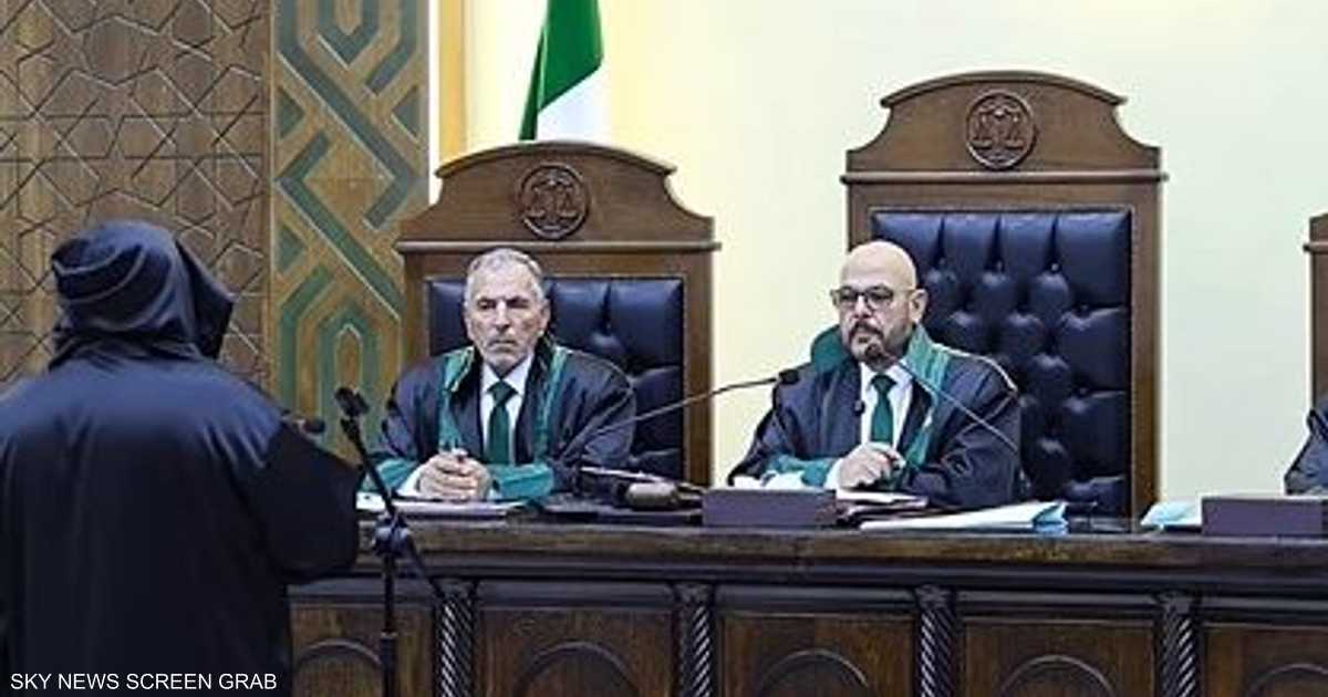 بدر الدين حسون يطلب من شقيق المعتقلة 10 آلاف دولار و 20 عباءة ملكية و 100 كغ حلويات العربية لدعم أقاربها المعتقلين.