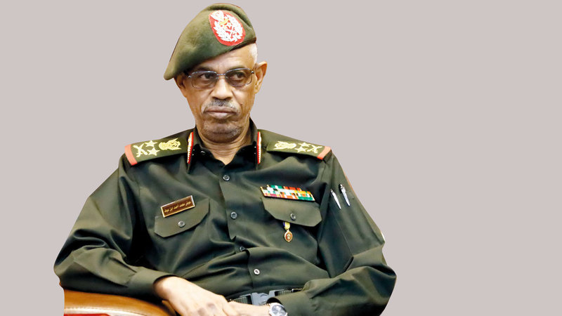 عوض بن عوف يشارك في مناسبة عامة بالقاهرة ويواجه انظار الحاضرين المربكة