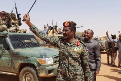 مجموعة من ميليشيا الدعم السريع تضع أسلحتها وتسلم نفسها للقوات المسلحة في أمدرمان.