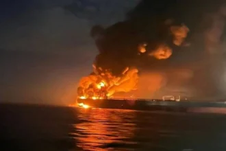 سفينة سعودية استهدفت في البحر الأحمر واندلع حريق بها.