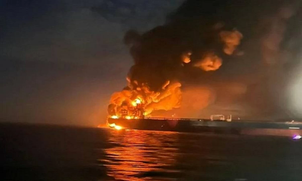 سفينة سعودية استهدفت في البحر الأحمر واندلع حريق بها.