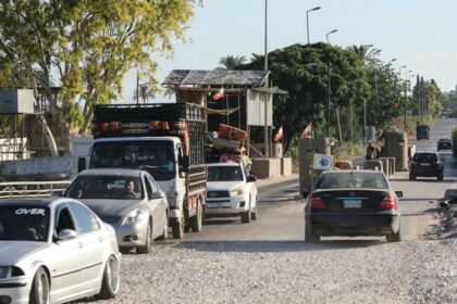 نازحون يبدأون العودة لمنازلهم في لبنان مع استمرار التأجيل في المناطق الحدودية