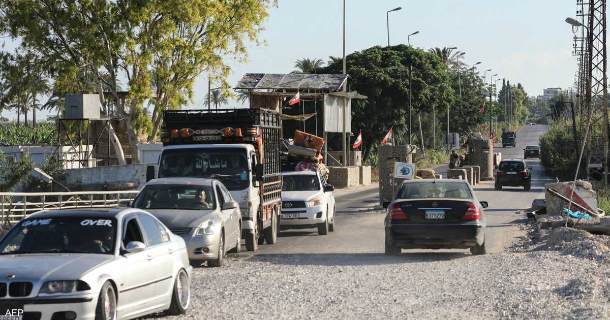 نازحون يبدأون العودة لمنازلهم في لبنان مع استمرار التأجيل في المناطق الحدودية