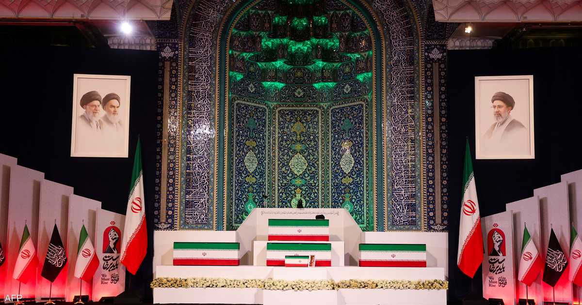 جثمان خامنئي في طهران وتوافد الحضور لوداعه قبل الدفن في مشهد
