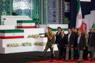 الوفود الأجنبية تهنئ نعش المرشد الإيراني قبل تشييعه لستة أيام
