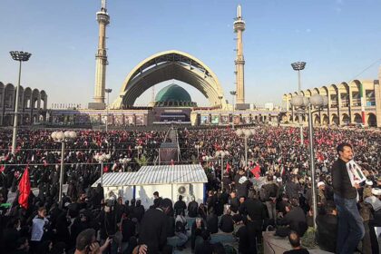 آلاف يوافدون مصلى طهران الكبير لمراسم تشييع خامنئي