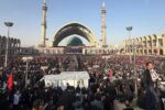 تتجمع الجموع الكبيرة في طهران للمشاركة في تشييع خامنئي.