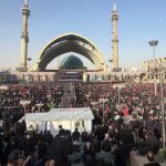 تتجمع الجموع الكبيرة في طهران للمشاركة في تشييع خامنئي.