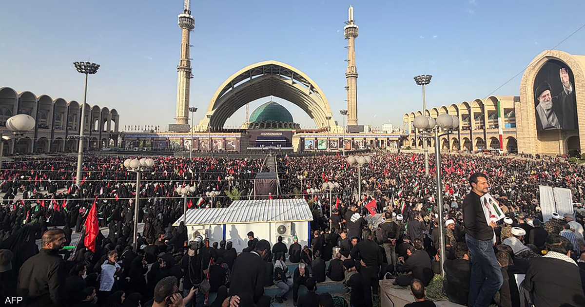 تتجمع الجموع الكبيرة في طهران للمشاركة في تشييع خامنئي.