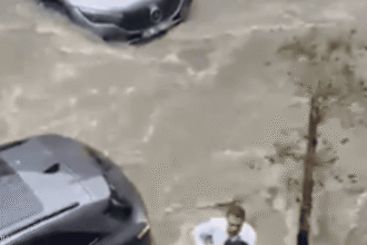 فيديوهات تظهر موجة أمطار غزيرة تغمر إسطنبول وتتسبب في اختناقات مرورية.