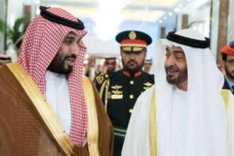 السعودية والإمارات يفتتحان معركة النفط في الخليج.