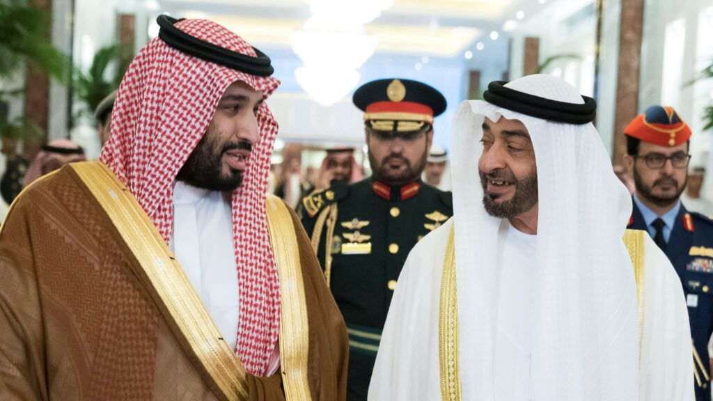 السعودية والإمارات يفتتحان معركة النفط في الخليج.