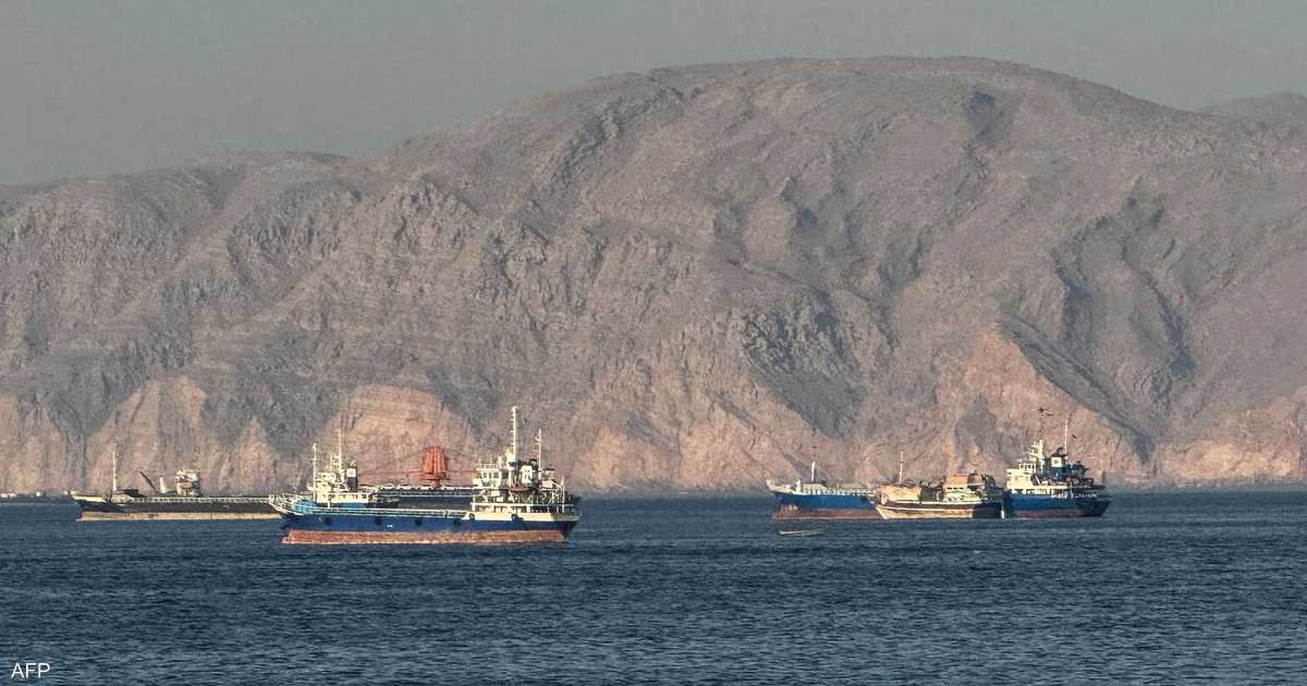 ناقلة تصدمها مقذوفات قبالة سواحل عمان دون خسائر بشرية أو بيئية.