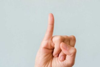 تمرين وقت الخنصر يثير جدلاً حول الوقاية من ألزهايمر وتنشيط الدماغ