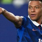 فرنسا تفوز على باراغواي في كأس العالم وسجّل مبابي الهدف من جزاء قالت له سيناتورة باراغوايانية إنه شمبانزي وأجاب عليها قائلاً: امرأة حقيرة