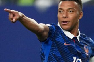فرنسا تفوز على باراغواي في كأس العالم وسجّل مبابي الهدف من جزاء قالت له سيناتورة باراغوايانية إنه شمبانزي وأجاب عليها قائلاً: امرأة حقيرة