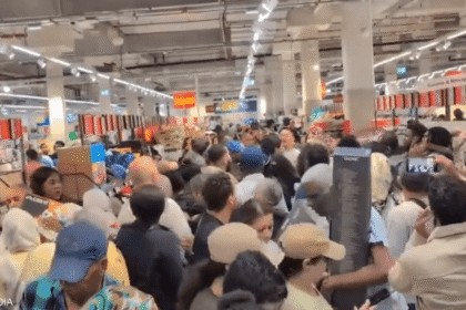فوضى وتصادمات في متاجر ليدل لطرح أجهزة تكييف ومرواح