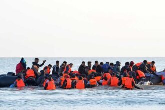 مهاجرون يصلون بريطانيا عبر المانش لأول مرة هذا الشهر