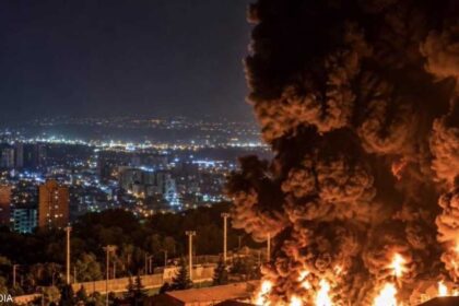 الولايات المتحدة تضرب أهدافاً إيرانية وتعزز قبضتها على مضيق هرمز