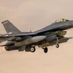 الولايات المتحدة تشن ضربات إضافية على إيران وتعلن هدفها تقويض قدرتها على تهديد الملاحة في مضيق هرمز.
