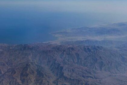 الولايات المتحدة تشن موجة ثانية من الضربات العسكرية داخل إيران رداً على هجمات المضيق