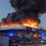 مستودع شحن يشتعل بالحريق ويؤدي إلى انفجارات متتالية وسحابة دخان ضخمة