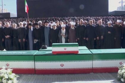 خامنئي مدفون بعد مراسم تشييع حاشدة وتجدد المواجهة مع الولايات المتحدة