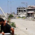 حديد من تحت الأنقاض مصدر رزق قسري للأسر المتضررة من الحرب