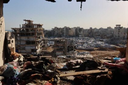 غزة: غارة تقتل منسق المبادرة الرياضية لمساعدة النازحين وثلاثة آخرين قبل مباراة كأس العالم