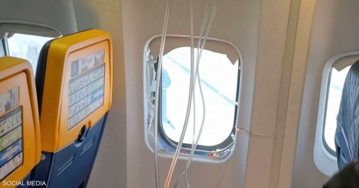 طائرة رايان إير تعود إلى سالونيك بعد انفصال نافذة أثناء إقلاعها واصابة راكب
