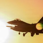 الولايات المتحدة تؤكد استعدادها للرد على أي هجوم إيراني وتطالب بإعلان وقف الهجمات على السفن في مضيق هرمز.