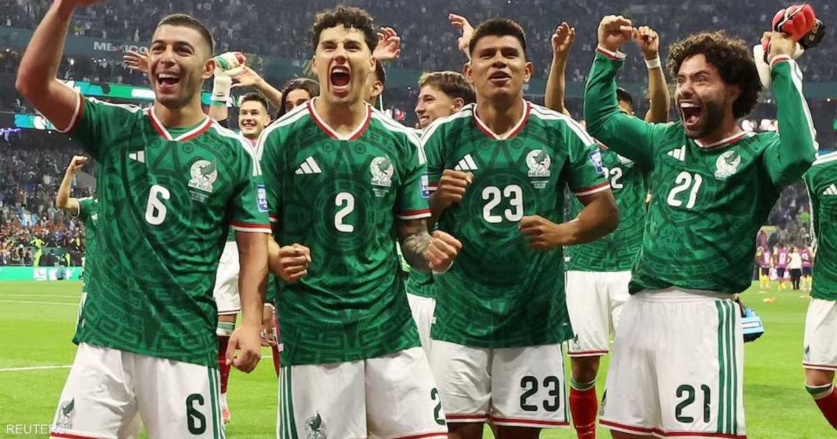 المكسيك تنهي صيامها 40 عاماً بفوز 2-0 على الإكوادور في دور إقصائي بأزتيكا