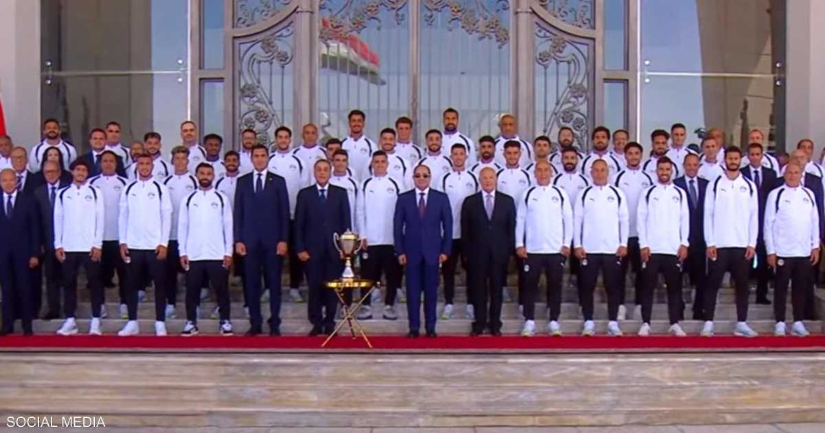 السيسي يكرم لاعبي المنتخب المصري بكأس الجدارة وأوسمة تكريمية بعد أدائهم في كأس العالم 2026
