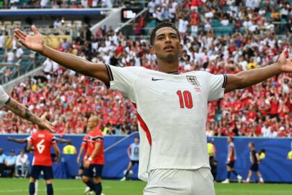 هدف إنجلترا في الوقت بدلا من الضائع يبقي الفريق على قدميه في كأس الأمم الأوروبية للشباب.