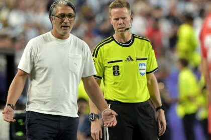 طرد لاعب سويسرا ياكين يهاجم حكم الفيديو بعد خروجه من البطولة