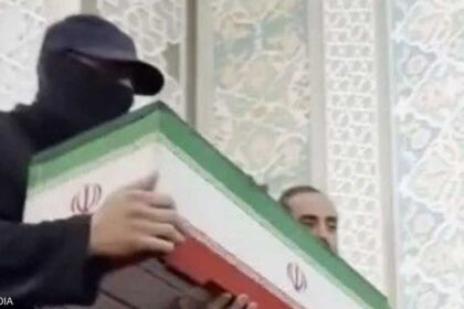 الظهور المجهول في جنازة خامنئي يثير تساؤلات حول السلطة الإيرانية