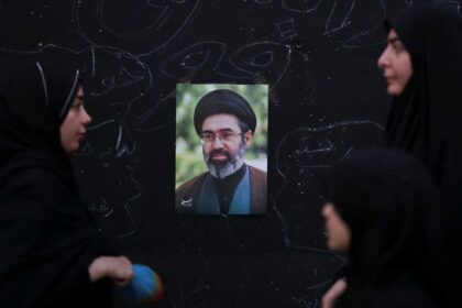 ترامب يهاجم إيران ويقول إن قادتها مقتولين ويهدد بالسيطرة على مضيق هرمز