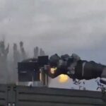 مقطع يظهر جندياً تطلقه عليه مدفع رشاش ثقيل عن السيطرة أثناء محاولته إسقاط طائرات مسيّرة.