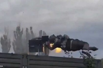 مقطع يظهر جندياً تطلقه عليه مدفع رشاش ثقيل عن السيطرة أثناء محاولته إسقاط طائرات مسيّرة.