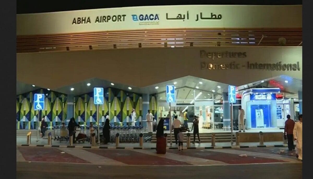 مطار أبها يواجه اضطرابات واسعة في حركة الطيران بعد هجوم مسيّرات وصواريخ