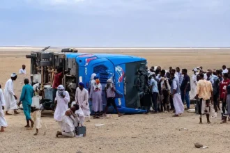 انقلاب حافلة سياحية في الزهتيب يودي بحياة رجل وطفل ويصيب 18 آخرين