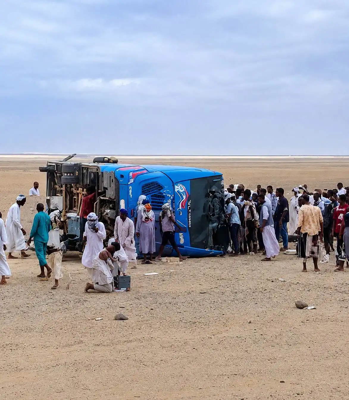 انقلاب حافلة سياحية في الزهتيب يودي بحياة رجل وطفل ويصيب 18 آخرين