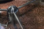 ضبط طن من البن المغشوش مزود بنوى البلح والبازلاء قبل تداوله بالأسواق