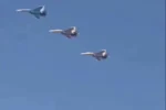 الجيش السوداني يعرض طائرات مقاتلة جديدة ومسيرات تركية في استعراض جوي في الخرطوم.
