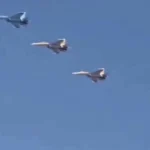 الجيش السوداني يعرض طائرات مقاتلة جديدة ومسيرات تركية في استعراض جوي في الخرطوم.