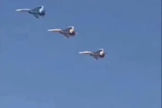 الجيش السوداني يعرض طائرات مقاتلة جديدة ومسيرات تركية في استعراض جوي في الخرطوم.